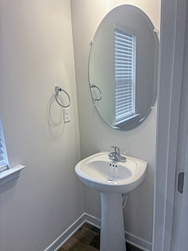 Building Photo - Modern 3 Bedroom House in Henrico