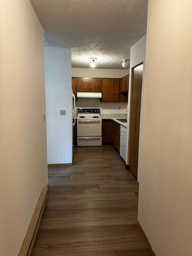 Building Photo - Fresh Paint and New Flooring!   Great loca...