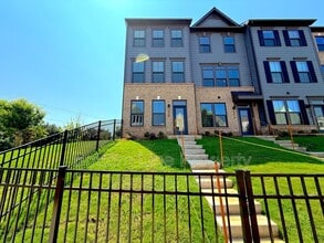 Building Photo - 1520 Samuel St