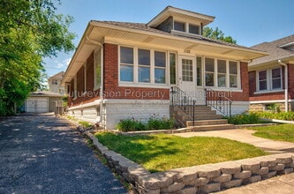 Building Photo - 1105 Summit St