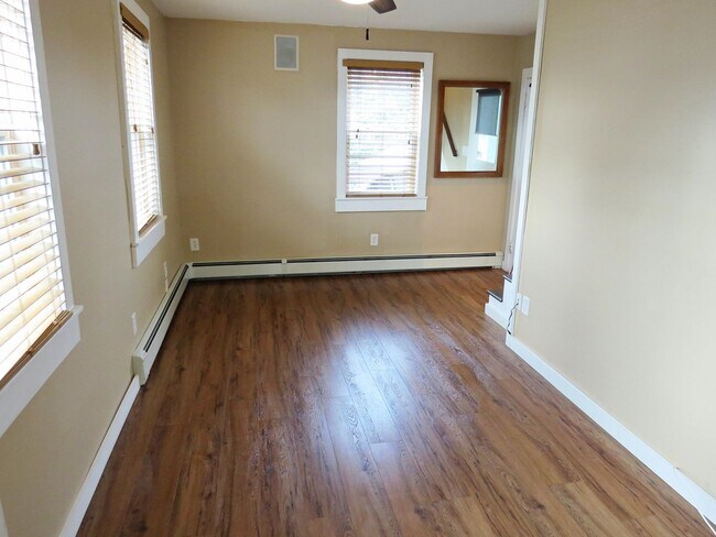 Building Photo - Cozy 2 Bedroom Close to All