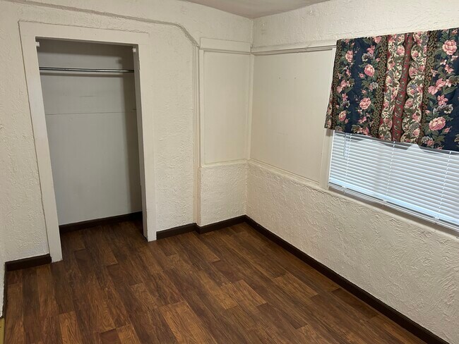 Oficina - 3137 W Pikes Peak Ave