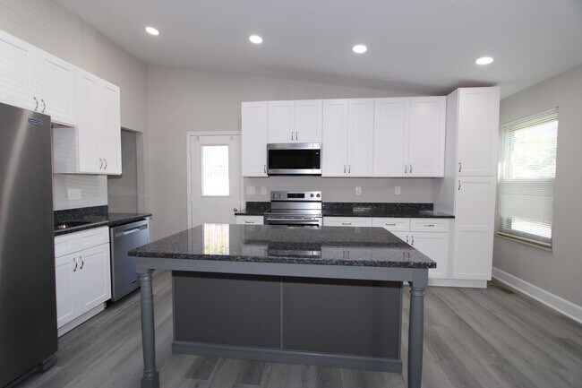Building Photo - Stunning Remodeled 4 Bed 2 Bath Home