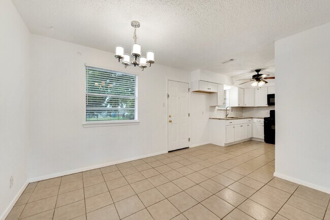 Building Photo - Completely renovated charming 3-Bed, 2-Bat...
