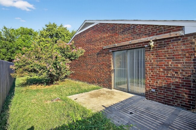 Building Photo - 534 Canary Ln