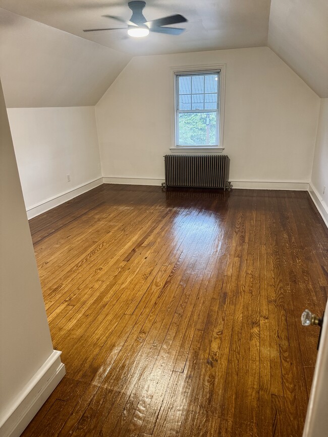 Building Photo - 502 Essex Ave