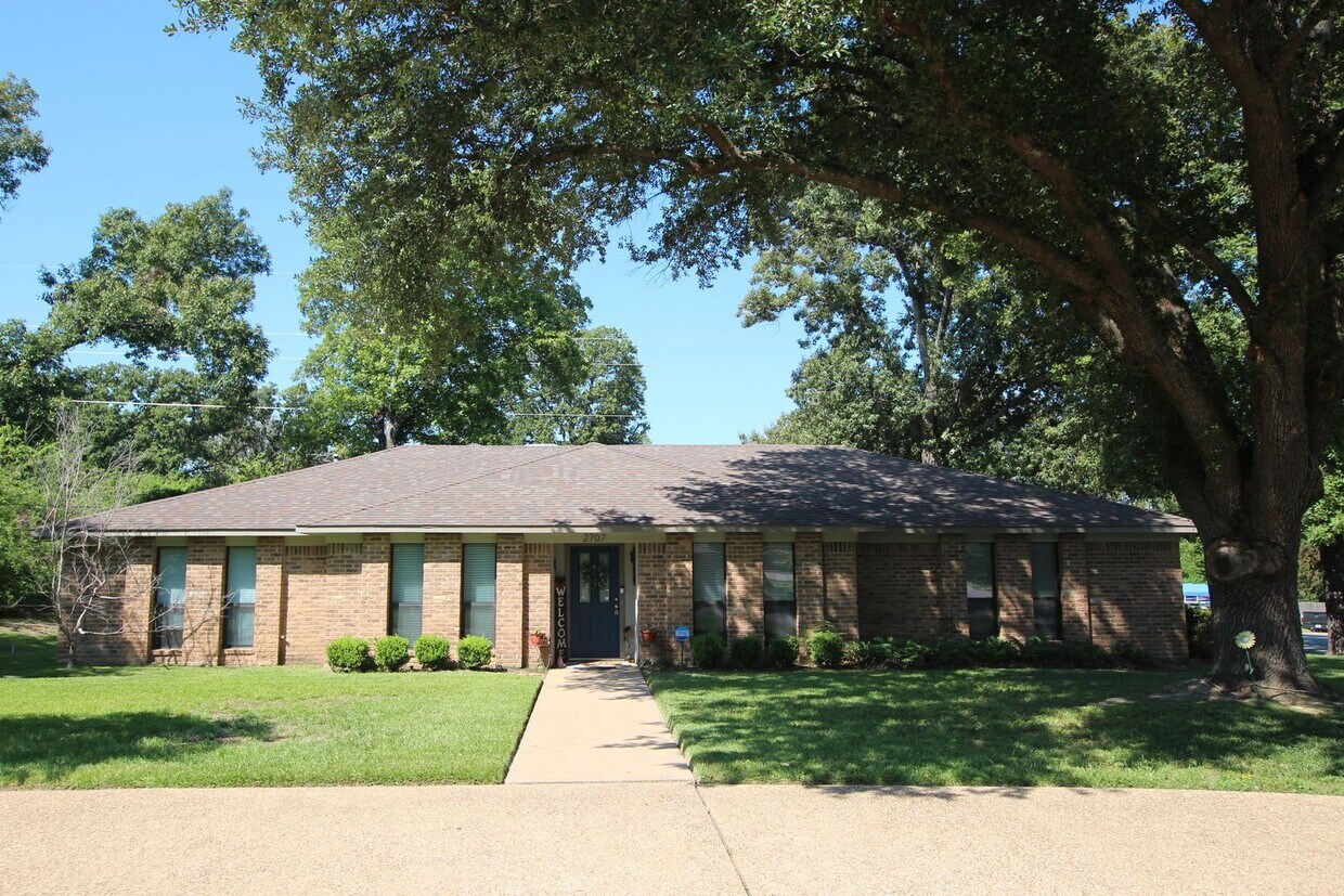 Primary Photo - Stunning 4 bedroom 2 bath remodel near UT ...