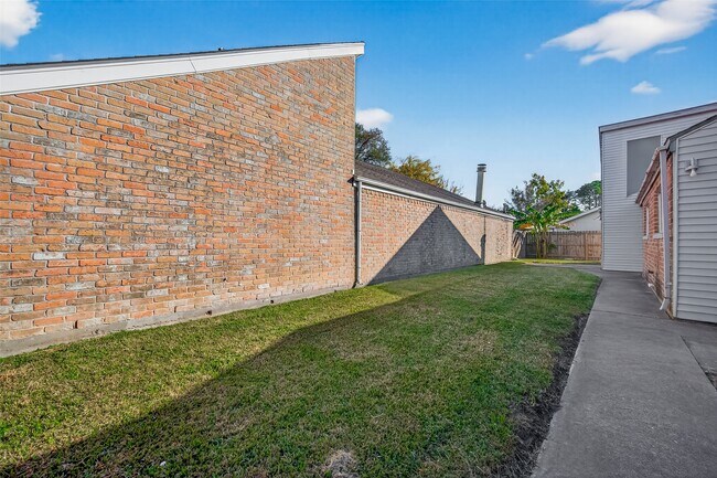 Building Photo - 11535 Bellspring Dr