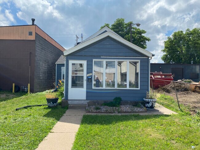 Building Photo - 1227 Elm St