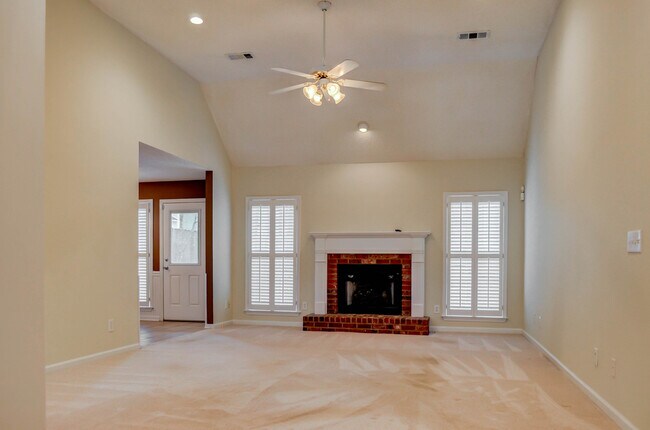 Building Photo - 505 Edgefield Way