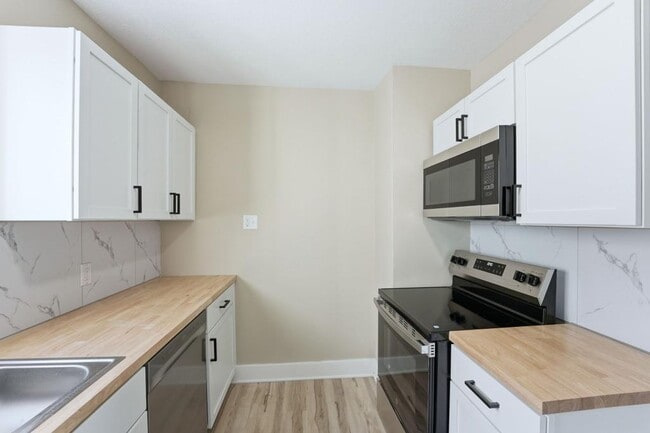 Building Photo - 2221 Eby Ave