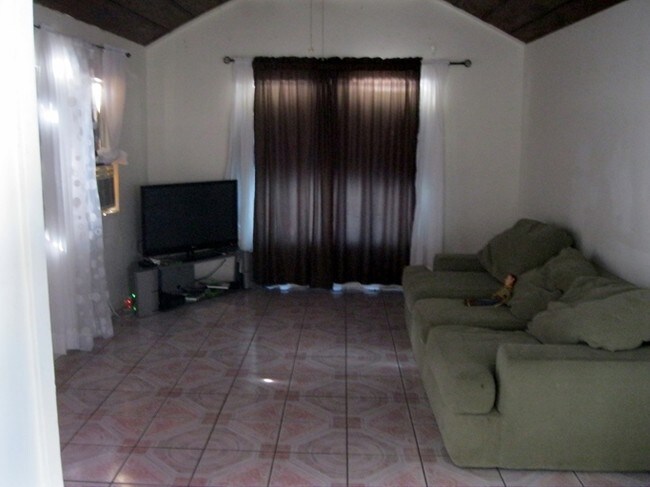 Living Room - Sheriff Triplex