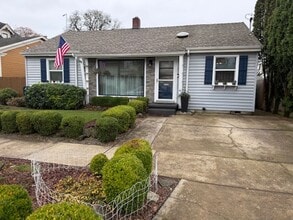 Building Photo - 608 E Franklin St