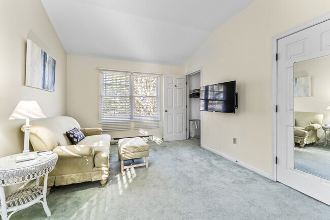 Building Photo - 13 N Meadow Ln