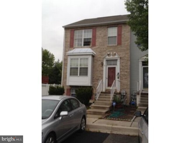 Foto del edificio - 12 Versailles Ct