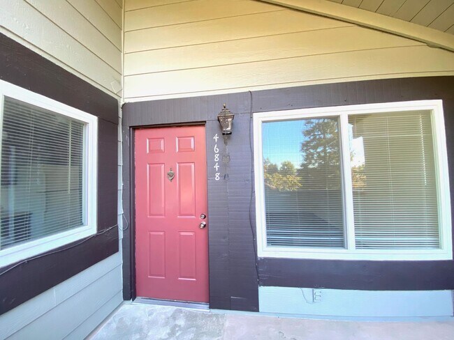 Foto del edificio - 2 Bed 1 Bath Condo with Garage + Extra Sto...