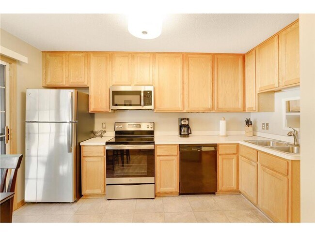 Foto del edificio - End unit townhome in Eden Prairie *2Bed*1.5Bath Available May 1!