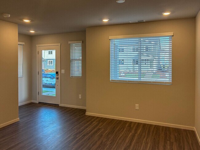 Foto del edificio - New Townhome 3 Bedroom Available now in Smith Creek Neighborhood