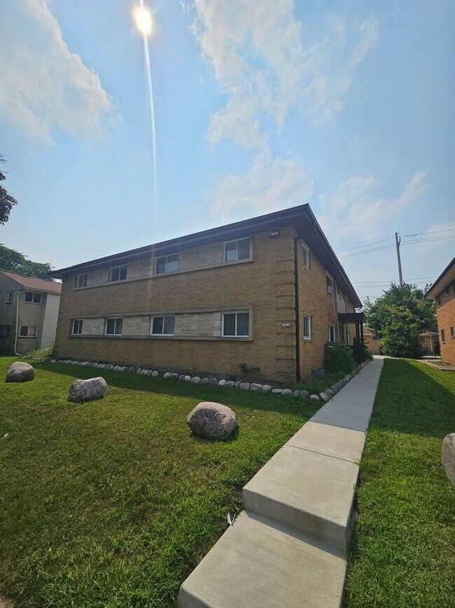 Building Photo - 7825 W Hampton Ave