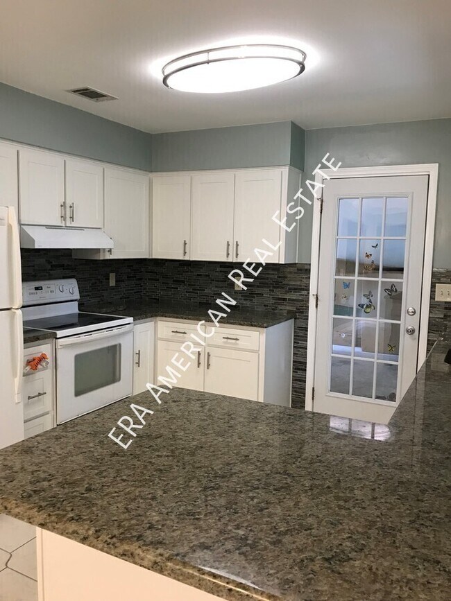 Building Photo - 912 Spruce Ct