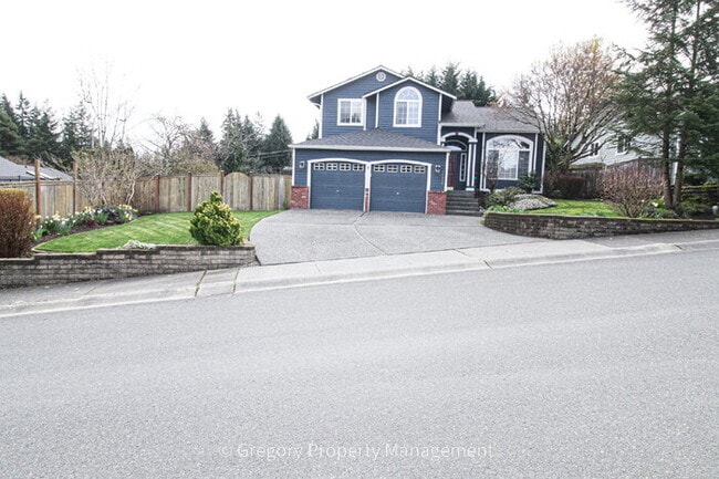 Foto del edificio - Well Maintained 1st Time Rental 4bed 3bath 2 Car 2076sf New Paint. Huge Fenced Backyard A/C