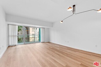 Building Photo - 13700 Marina Pointe Dr