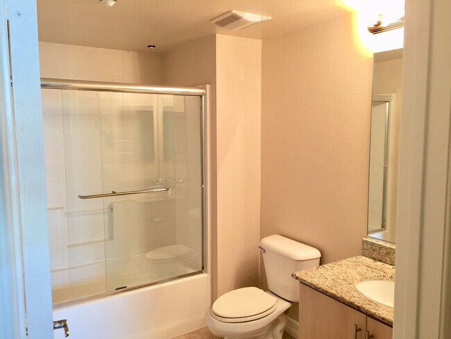 Foto del edificio - Large upgraded 1 Bdrm, 1 Bath w/storage ro...