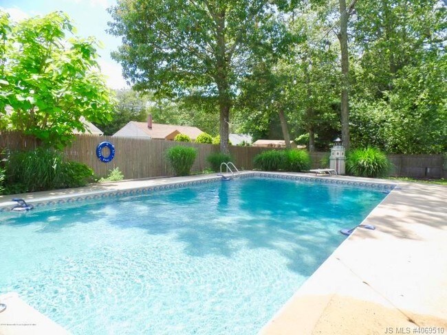 Foto del edificio - 222 Riverside Dr