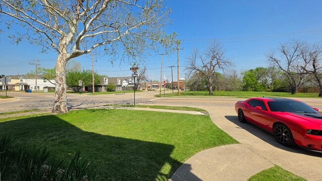Foto del edificio - 145 N Kealy Ave
