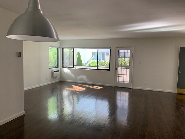 Building Photo - 8770 Shoreham Dr