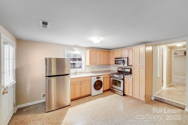 Building Photo - 2417 Laburnum Ave