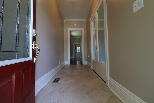 Foyer - 1103 E Breckinridge St