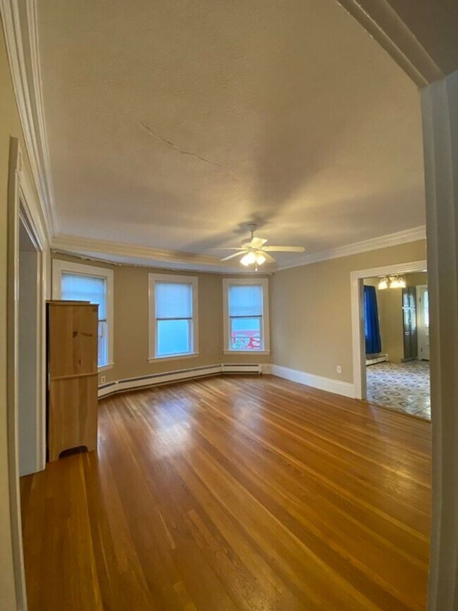 Building Photo - 3-floor condo in townhouse duplex with 2 p...
