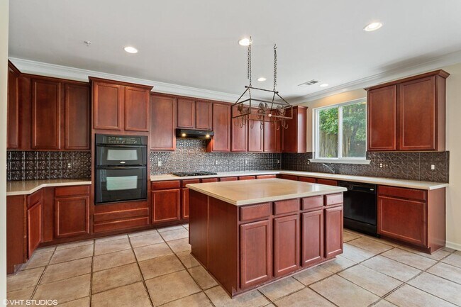 Foto del edificio - 379 Roseglen Dr NW