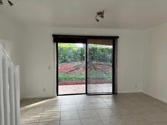 Foto del edificio - 4150 Forest Dr