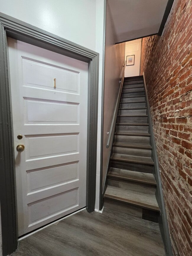 Building Photo - 1420 N Van Buren St