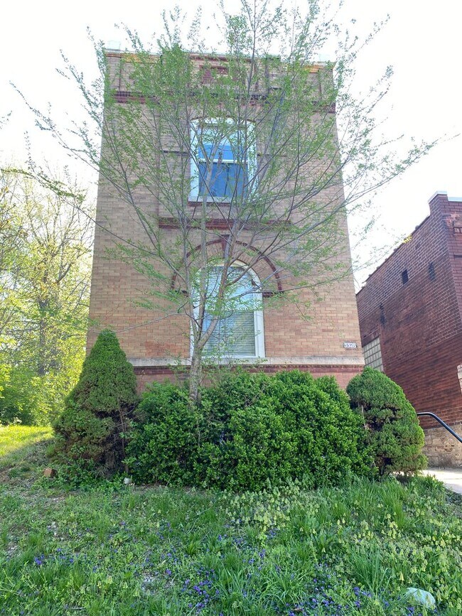 Building Photo - Get it while it lasts! Spacious 4 Bedroom ...