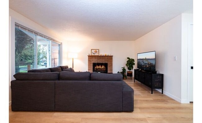 Building Photo - Great Location near George Fox University ...