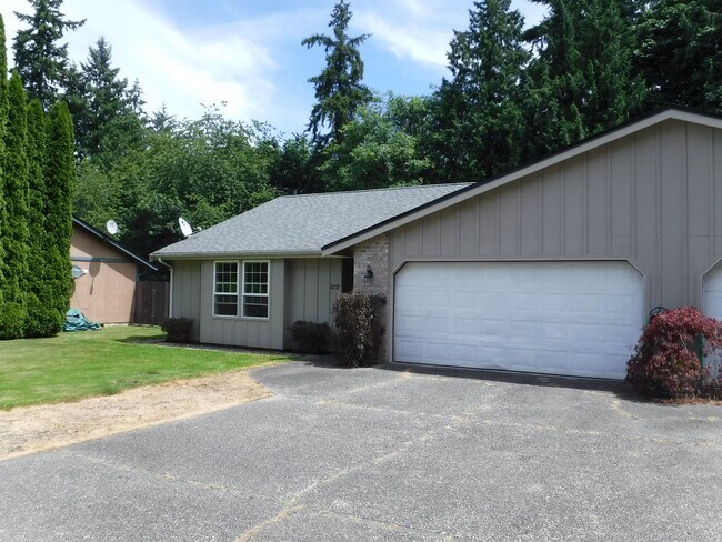Foto del edificio - Just Reduced!! Two Bedroom, One Bath duplex in South Hill- One-Level Living on a Quiet Dead End S...
