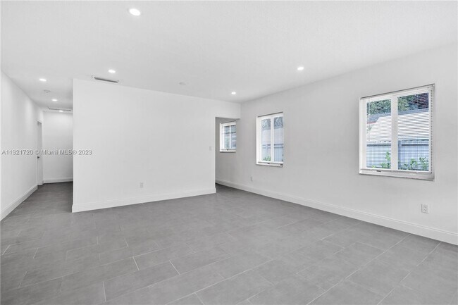 Foto del edificio - 1241 NW 25th St