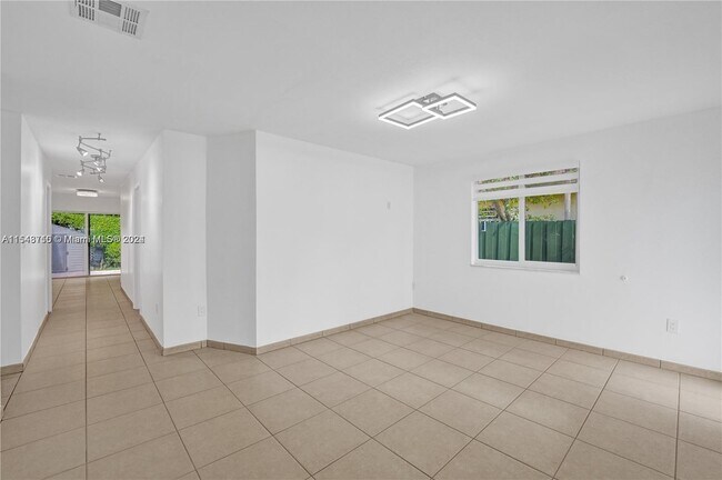 Foto del edificio - 2745 SW 17th St