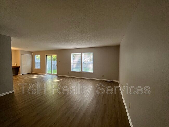 Building Photo - 2029 Dutch Elm Dr