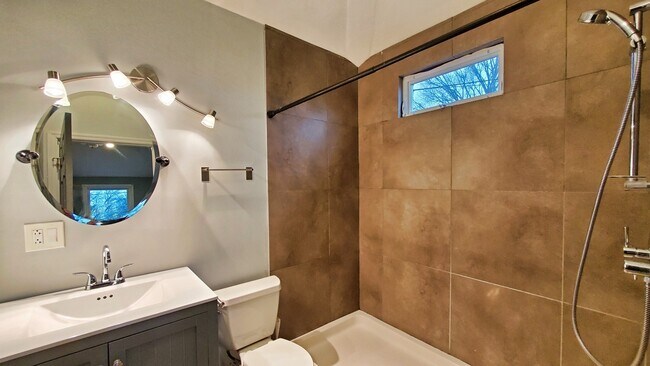 Foto del edificio - 4705 Grinstead Pl