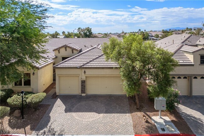 Foto del edificio - 8133 Chestnut Hollow Ave