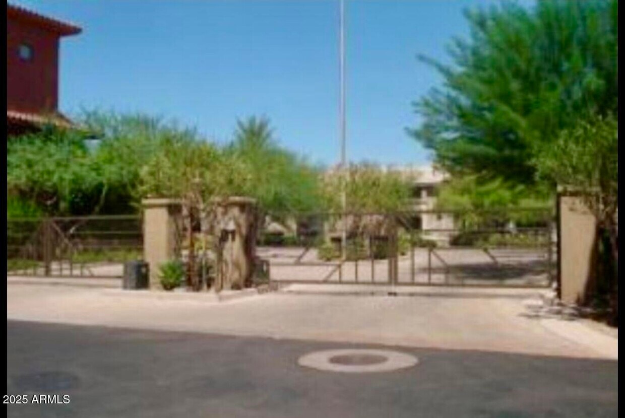 Primary Photo - 9551 E Redfield Rd
