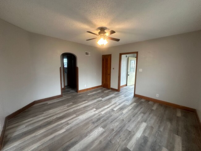 Building Photo - 2 bedroom, 1.5 bathroom, pet friendly home...