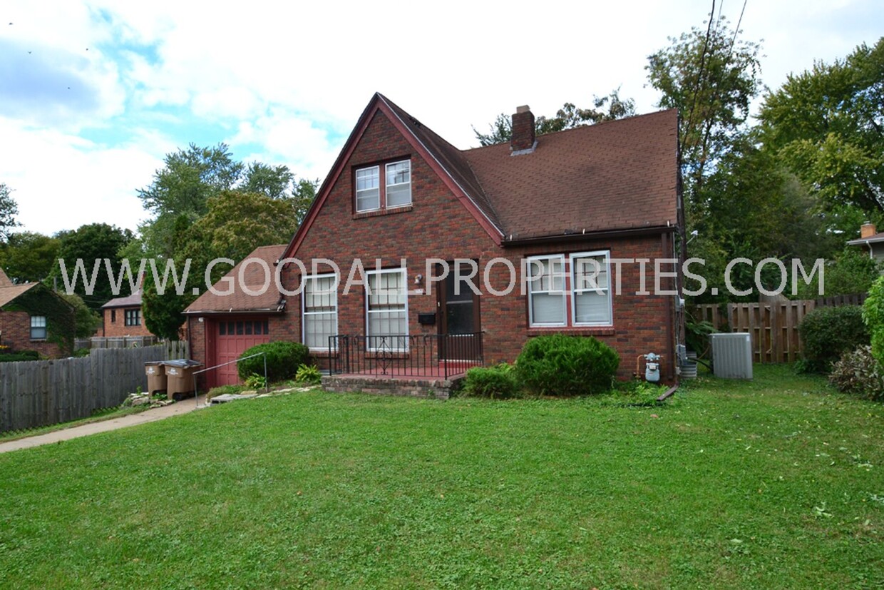 Foto principal - 4 Bedroom Brick home in Windsor Heights cu...