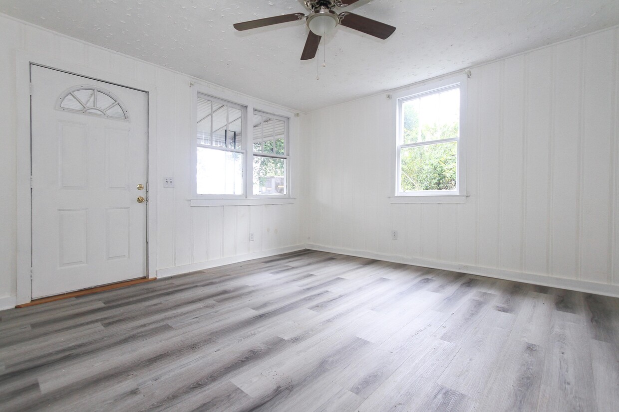 Primary Photo - 1705 Lacy St