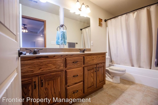 Building Photo - 3 br, 2 bath House - 817 Highland Ridge Dr.
