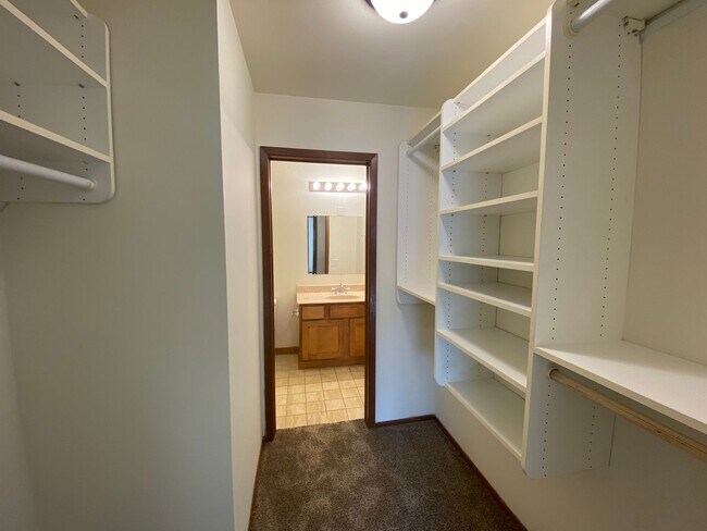 Building Photo - 2 Bedroom Condo